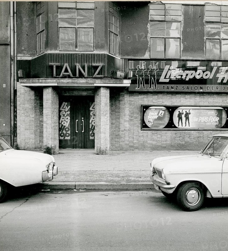 Berlin, Schöneberg, West Berlin, Bülowstr. 6, a building with war damage, nightclub, dance bar, Liverpool Hoop, youth club, jazz, street scene in front of a dance club featuring cars and buildings from the 1960s, Herbert Jacobi (1915–1978), 1966