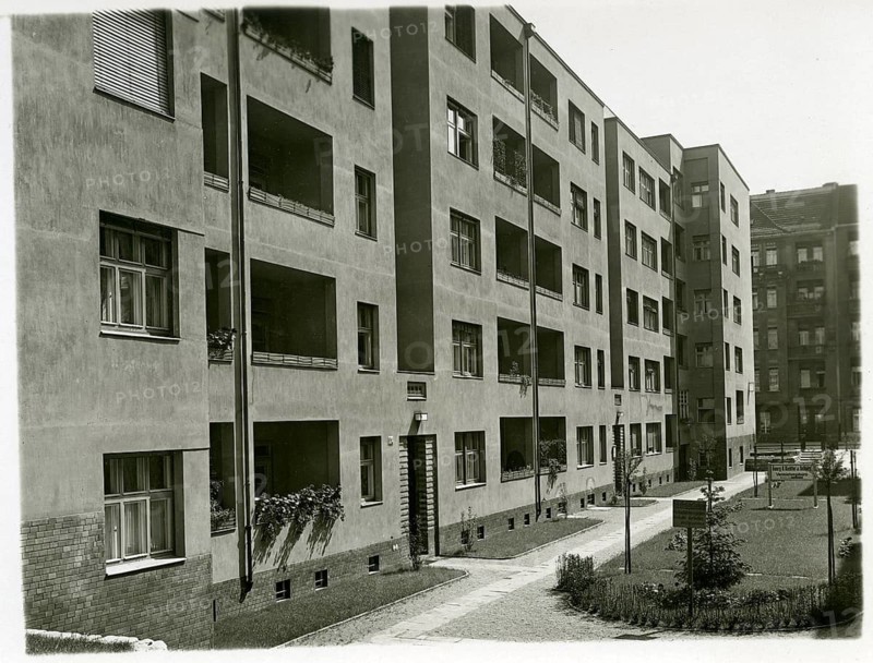 Tile-Wartenberg-Str. Neues Bauen, Berlin, modern residential complex with balconies and green spaces in an urban environment