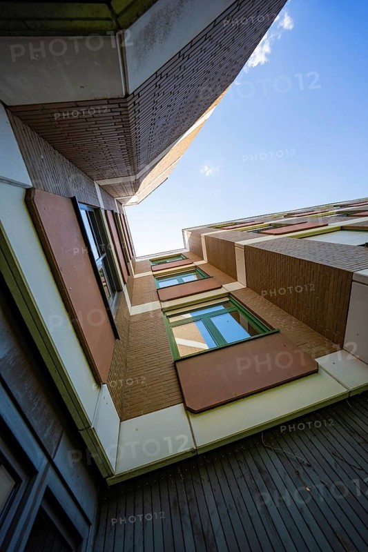 View from below of a modern building with an interesting architectural representation against the blue sky, Integrated Health Center of the Southwest Clinic Network, Herrenberg, Germany