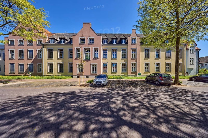 LVR-Klinik Bedburg-Hau Treatment Center Kalkar, Karl-Leisner Catholic Nursing Aid, Nursing Service, Medical Practice, Commercial Building, Parking Boxes with Cars, Street, Trees, Blue Sky, Cloudless, Grabenstraße, Kalkar, Kleve District, North Rhine-Westphalia, Germany