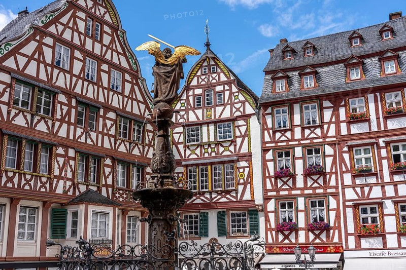 The wine town of Bernkastel-Kues on the Middle Moselle, medieval market square with gabled timber houses, St. Michaelsbrunnen, Germany