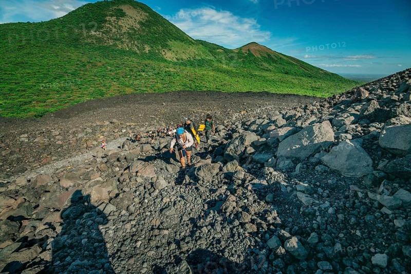 Group of tourists ascends the trail of the Cerro Negro volcano, surrounded by vegetation, León, Nicaragua – July 17, 2026