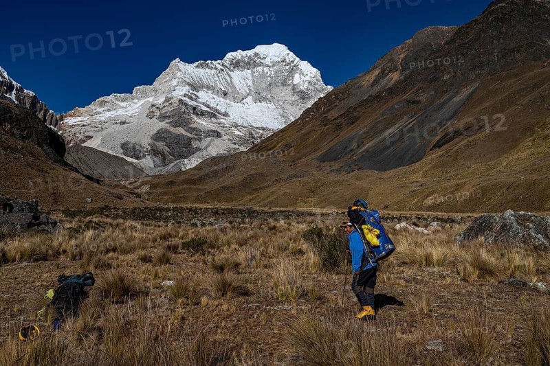 Mountaineers with luggage off Nevado Santa Cruz northeast wall, 6259 m, Cordilera Blanca, Huascaran National Park, Andes, northern Peru, Peru, South America