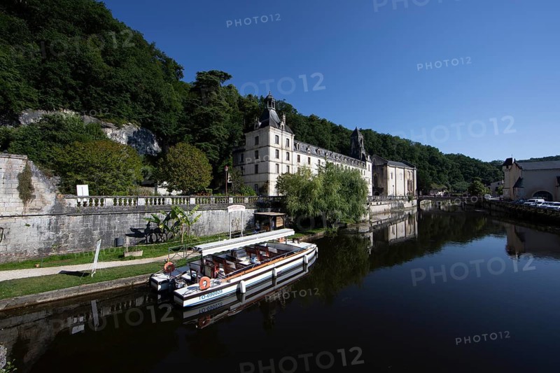 Tour boat and Benedictine Abbey Saint-Pierre de Brantôme on the Dronne River in the morning, Brantôme, Dordogne Department, Nouvelle-Aquitaine region, Périgueux Arrondissement, Périgord Vert, France