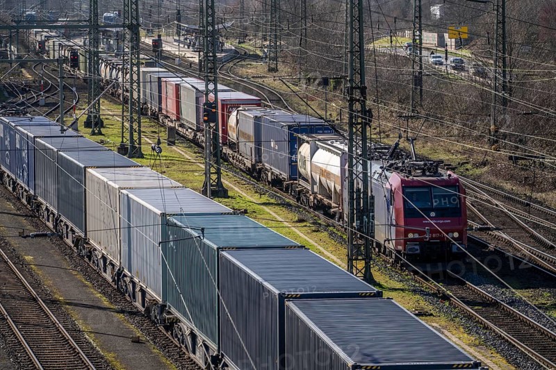 Container trains in the freight yard, so-called installation tracks in Duisburg-Rheinhausen, freight trains are parked here for a short time in front of continuing their journey, either to the trimodal terminal in Logport Duisburg or from there to distant destinations, such as China, as part of the new Silk Road, North Rhine-Westphalia, Germany