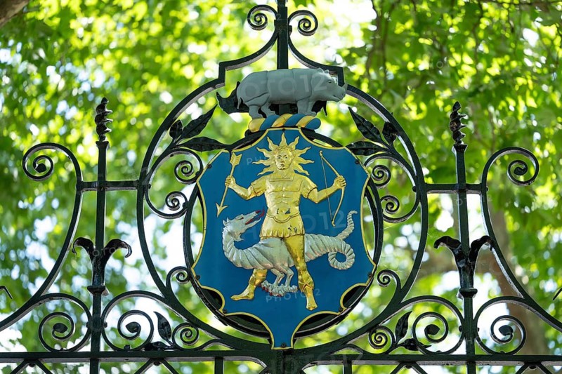 The Greek god Apollo (god of light, healing and medicine) with an arrow, bow and a halo, the coat of arms of the Worshipful Society of Apothecaries on the entrance gate, Chelsea Physic Garden, a historic botanical garden and the oldest botanical garden in London, founded in 1673 by the Worshipful Society of Apothecaries, Chelsea, England, United Kingdom