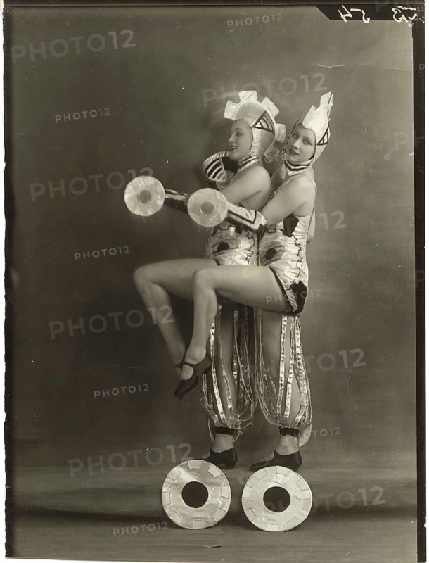 Revue, cabaret, actress, dance, performance, Berlin, twenties, two woman in artistic costumes pose in a surreal formation, around 1926