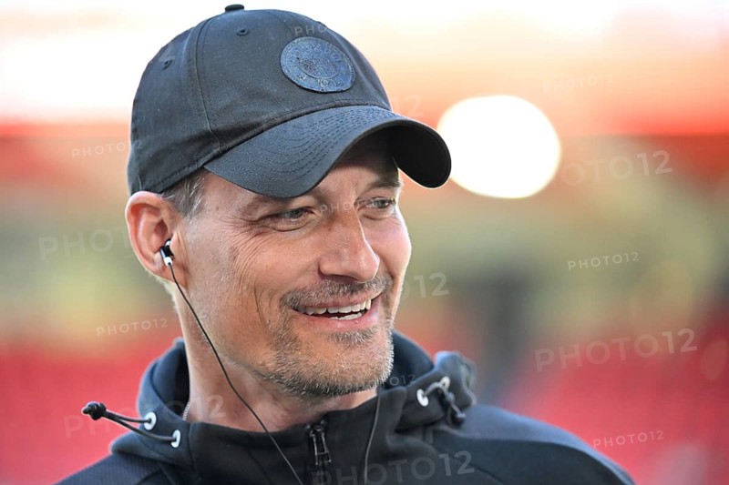 Coach coach Alexander Blessin FC St. Pauli Portrait smiles soccer Bundesliga, Voith-Arena, Heidenheim, Baden-Württemberg, Germany