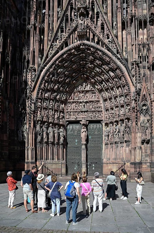 Tourists in front of the Cathédrale Notre Dame de Strasbourg, Strasbourg Cathedral, UNESCO World Heritage Site, Strasbourg, Bas-Rhin Department, Alsace, France