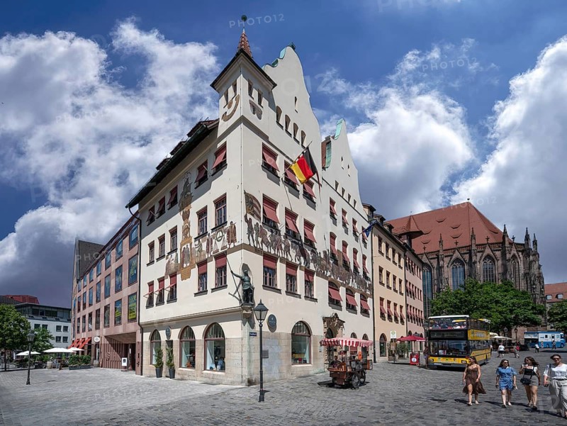 Chamber of Industry and Commerce, built 1909, rebuilt after destruction in 1945, façade of the Nuremberg merchant train, painted by Nuremberg painter Georg waiter 1910, Hauptmarkt 25-27, Nuremberg, Middle Franconia, Bavaria, Germany