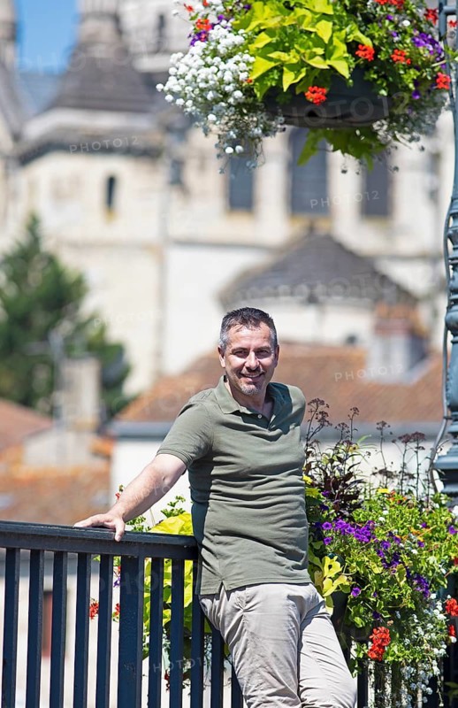 Jean Siefert Ostermann, Director Destination Périgueux, Office de Tourisme, on the Pont de Barris bridge, Saint-Front Cathedral in the back, Périgueux, Dordogne department, Nouvelle-Aquitaine region, Périgueux arrondissement, Périgord Blanc, France