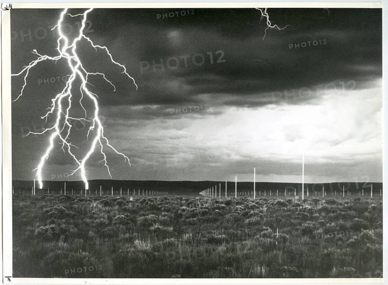 Walter de Maria, installation, EL Land Art, Lightning Field, Catron County, New Mexico, thunderstorm landscape with lightning under a dramatic, cloudy sky, 1977