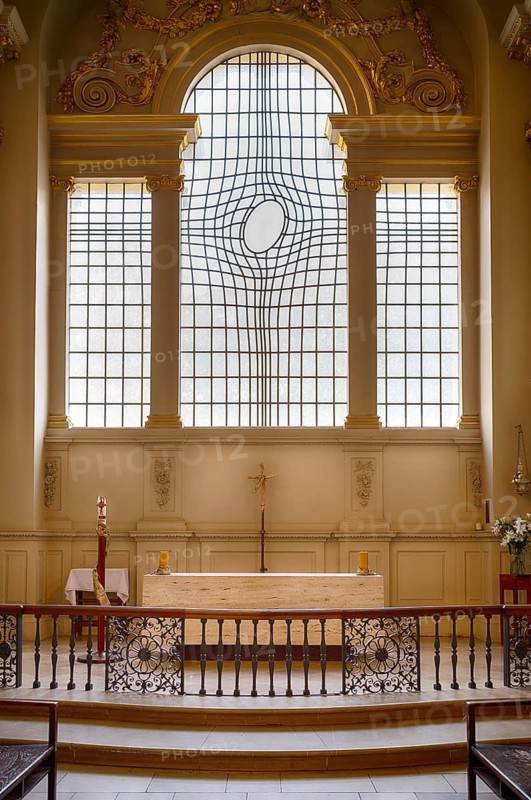 Interior view of the new East Window, east window, designed by Shirazeh Houshiary, altar, St Martin-in-the-Fields Church, City of Westminster, London, England, Great Britain, Great Britain