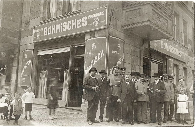Berlin, Böhmisches brewhouse, restaurant, pub, group of men posing in front of a brewery, partly in suits with hats, around 1918