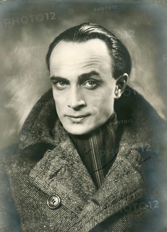 Conrad Veidt, actor, theatre, silent film, 1893-1943The Cabinet of Dr. Caligari, Thief from Bagdad, Max Reinhardt, Berlin, Jewish, escape, emigration, Hollywood, elegant portrait of a man wrapped in a cloak and looking intensely, around 1926