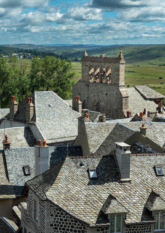 Saint Urcize. Aubrac Regional Natural Park. View of the village and the Romanesque church of Saint-Pierre and Saint-Michel with its comb-shaped bell tower. Cantal department. Auvergne Rhone Alpes. France