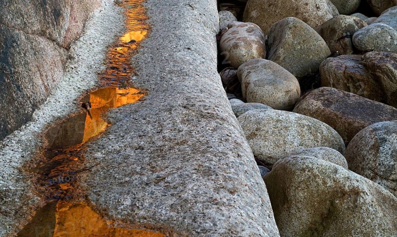 Rocks in evening light are reflected in water, puddle, Cot Valley Beach, Porth Nanven, also beach of dinosaur eggs, coast, St Just in Penwith, Cornwall, England, Great Britain, Great Britain