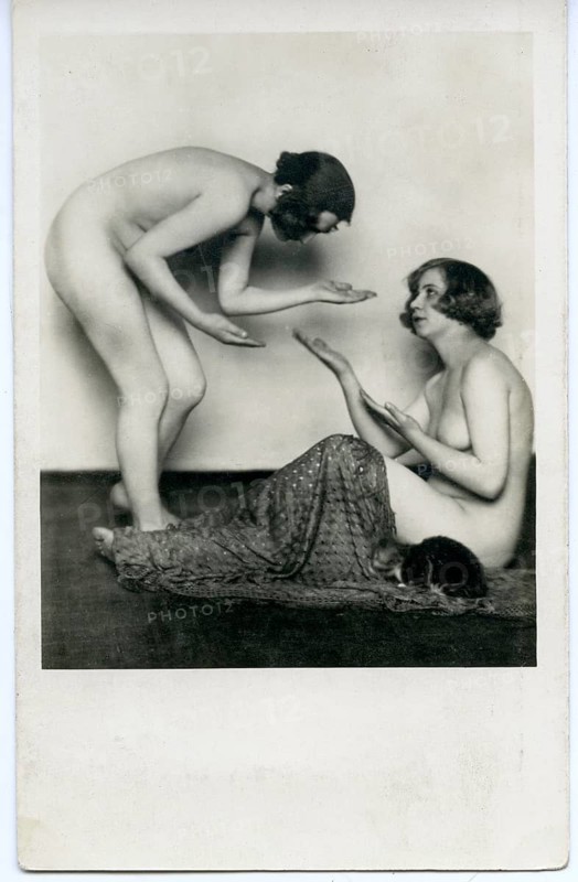 Nude, two woman, Berthe Krull, woman of Kurt Hübschmann, posing without clothes on a simple background, intimate atmosphere, Berlin, Germaine Krull, around 1924