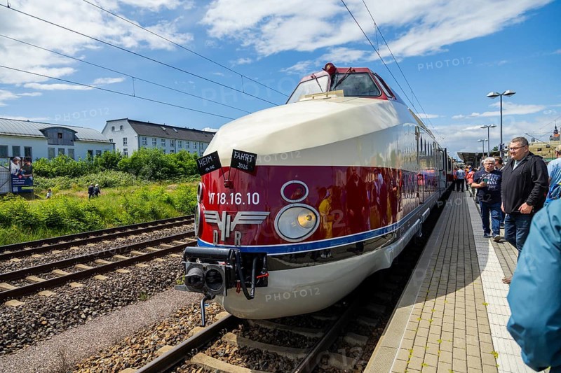 Vindobona is the name of an international train running from 1957 to 2014 and again since mid-June 2020. Its name is derived from the Latin name for the city of Vienna. From 1957, he drove between Berlin and Vienna via Dresden and Prague. A restored SVT Görlitz express railcar arrives in Radebeul Ost, Radebeul, Saxony, Germany