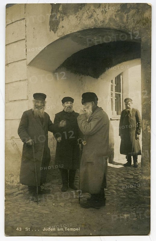 Riga, Latvia, Jews, men, synagogue, Jewish quarter, German occupation, World War I, group of men in classic clothing talking on cobblestones in front of an arch, 11.8.1916