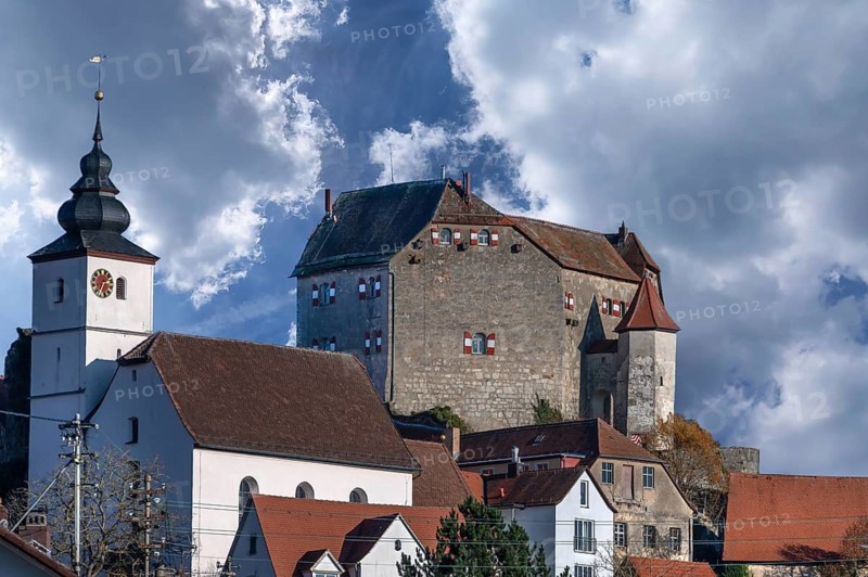 Hiltpoltstein Castle, 12th century, on the left parish church of St. Matthäus, Blauer Himmel, Hiltpoltstein, Upper Franconia, Bavaria, Germany