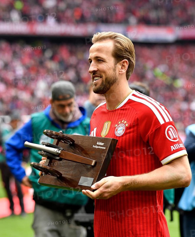 Honouring Goal Scorer Trophy for Harry Kane FC Bayern Munich FCB (09) by Kicker Fußball Bundesliga, Allianz Arena, Munich, Bavaria, Germany