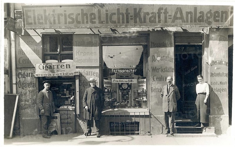 Elektrohandel, Licht-Kraft Anlagen, workshop, cigars, four men in front of a shop advertising electrical systems and cigars, around 1920