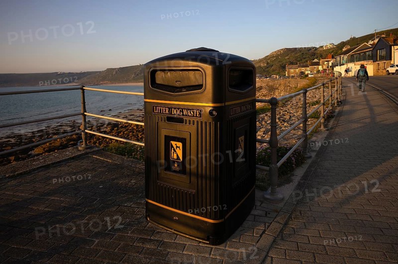 Combined trash can for residual waste and dog droppings, promenade, Sennen Cove, evening mood, Cornwall, England, Great Britain, Great Britain