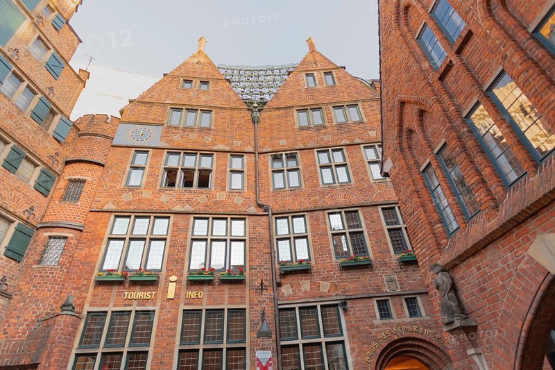 The carillon sounds three times a day in the historic Böttcherstraße, tourist information, old town of the Hanseatic city of Bremen from the 1920s, example of clinker expressionist architecture, brick architecture, popular tourist destination, Germany