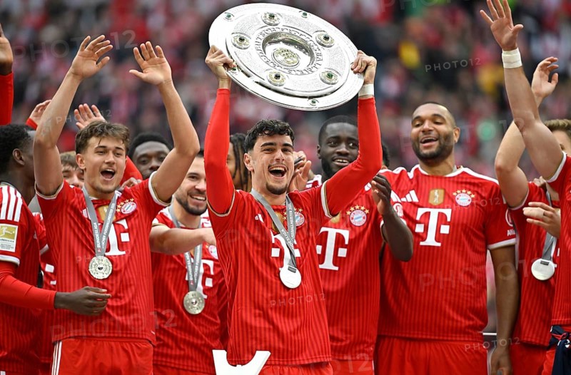 Aleksandar Pavlovic FC Bayern Munich FCB (45) Tom Bischof FC Bayern Munich FCB (20) Jonathan Tah FC Bayern Munich FCB (04) Meisterschale, Schale, Trophäe, Meisterfeier Deutscher Fußballmeister FC Bayern Munich 2026, Fußball Bundesliga, Allianz Arena, Munich, Bavaria, Germany