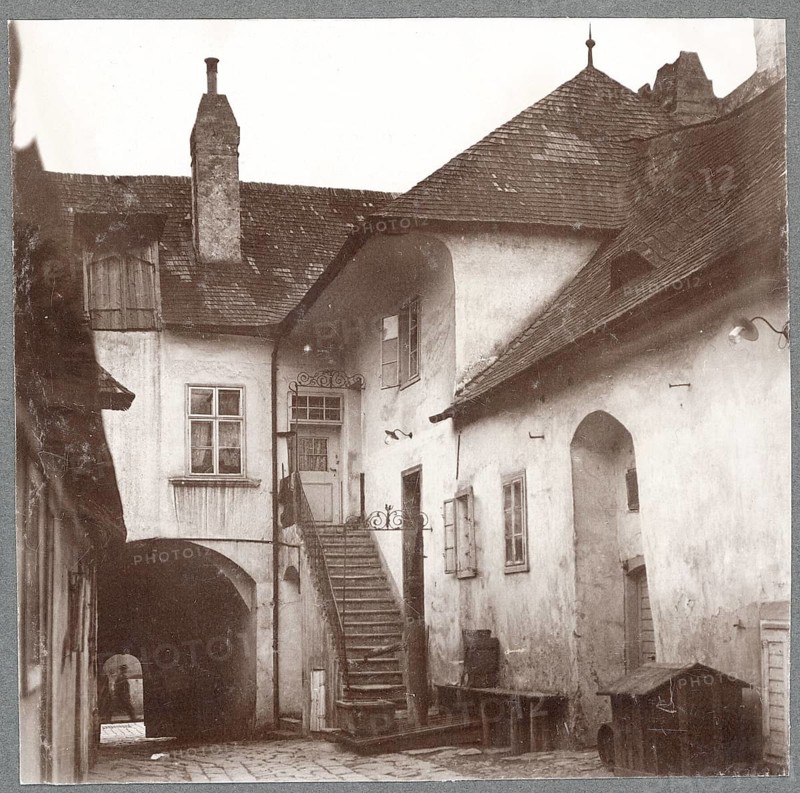Vienna, Nußdorf, Kehlenberger Str, courtyard, evening mood, staircase, a quiet courtyard with a stone staircase, surrounded by old buildings with roof shingles, 25.3.1915