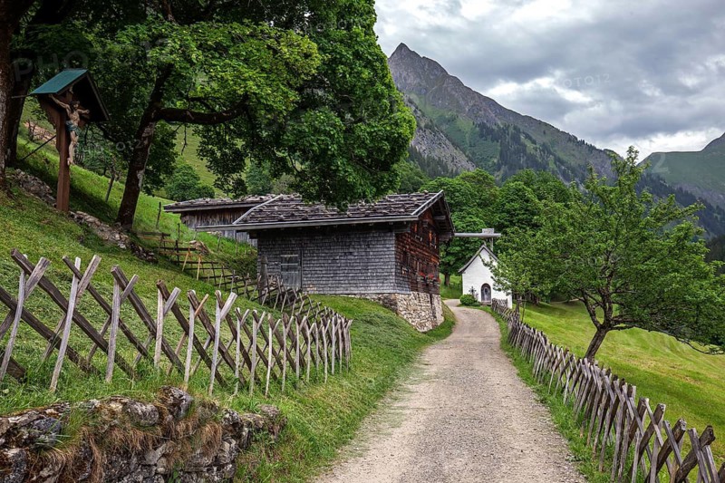 Historic mountain farming village Gerstruben, in the back Marienkapelle and Höfats, Dietersbachtal, near Oberstdorf, Allgäu Alps, Oberallgäu, Allgäu, Bavaria, Germany
