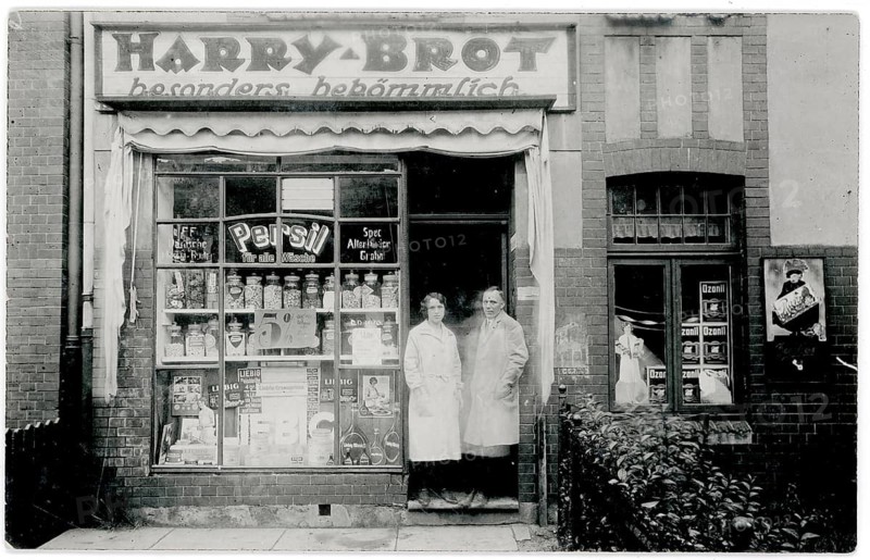 Harry bread, bakery, shop, job, twenties, Persil, small shop, two woman standing in front of a small shop with lots of products in the shop window, around 1920