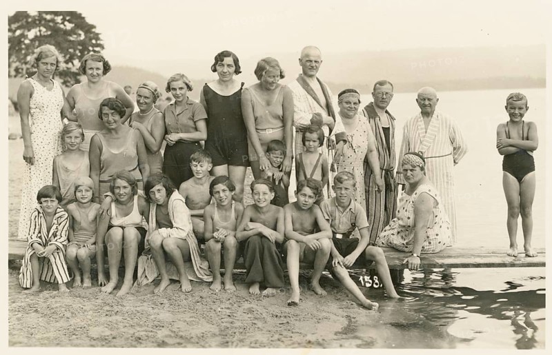 Thammühl am See, Staré Splawy, Czech Republic, bathing, swimwear, woman, men, children, leisure, fun, summer, family photo with children and adults in bathing suits on the beach, photo Emil Lorenz, summer 1931