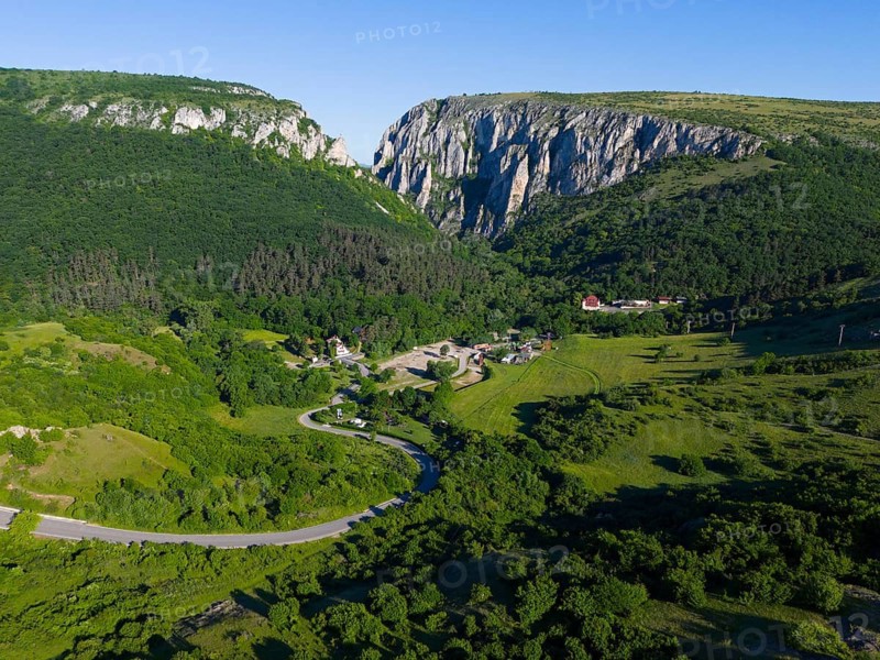 Idyllic scenery with a curved path through a green valley surrounded by steep cliffs, aerial view, Cheile Turzii, Turda Gorge, Thorenburg Gorge, Thorenburg Gorge, Turda, limestone gorge in the Trascau Mountains, Trascau, nature reserve, Western Carpathians, Transylvania, Romania