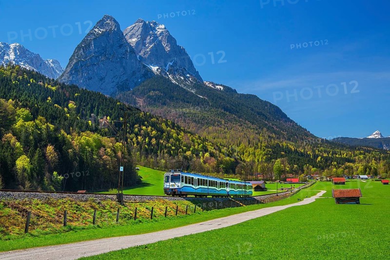 Zahnradbahn der Bayerische Zugspitzbahn vor dem Waxenstein 2277m, Garmisch-Partenkirchen, Loisachtal, Werdenfelser Land, Upper Bavaria, Bavaria, Germany