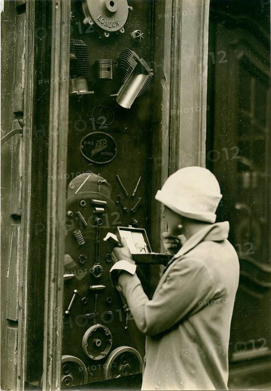 Berlin, twenties, young woman applying makeup, modern lady, hat, A woman looking at a shop window with spare parts and notes, Sasha Stone, around 1928