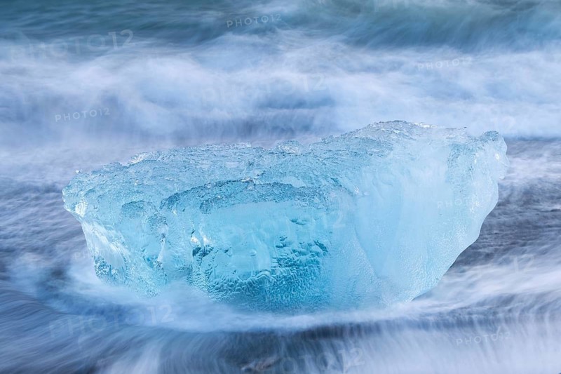 Ice chunks on the black beach, lava beach, glacier ice, sea, winter, Diamond Beach (Breiðamerkursandur) at Jökusalorn, Iceland, Scandinavia