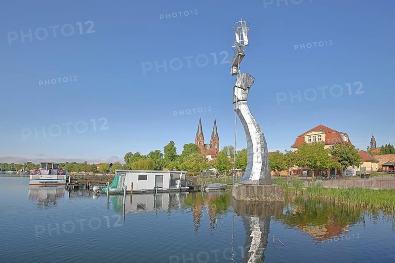 Parcival sculpture by Matthias Zágon Hohl-Stein 1998 modern art, large cubic sculpture, stainless steel, reflection in the Ruppiner See, St. Trinity monastery church, landmark, port, Neuruppin, Ruppiner Switzerland, Ruppiner Land, Brandenburg, Germany