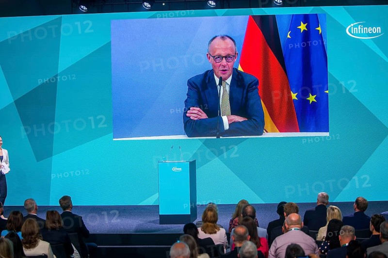 Infineon Smart Power FAB opens in Dresden. The Federal Chancellor was shown via live button, Dresden, Saxony, Germany