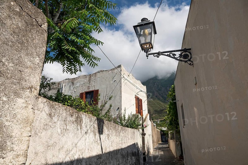 Alley, alleyway lamp, whitewashed house, Malfa, Salina, Aeolian or Lipari Islands, southern Italy, Italy