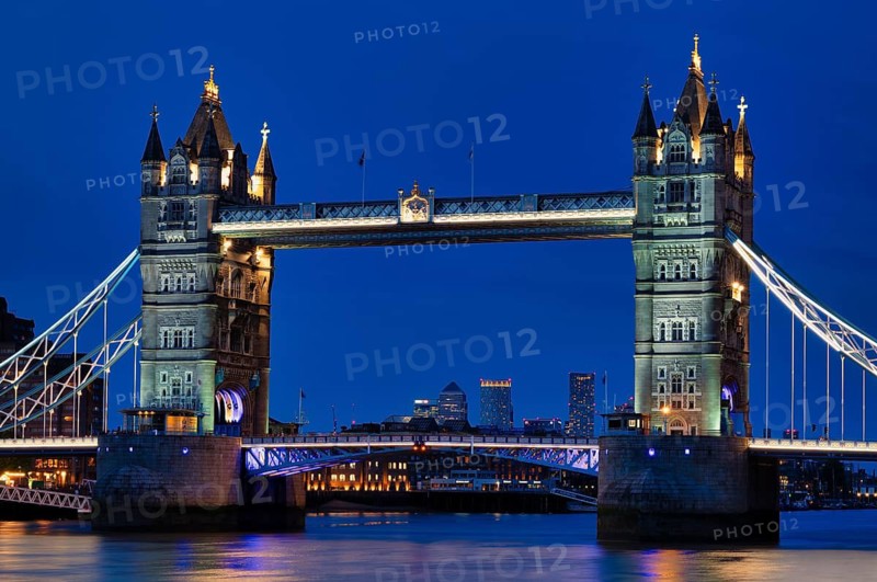 Night view, Thames, Tower Bridge, illuminated, behind Canary Wharf, blue hour, dusk, London, England, Great Britain, Great Britain