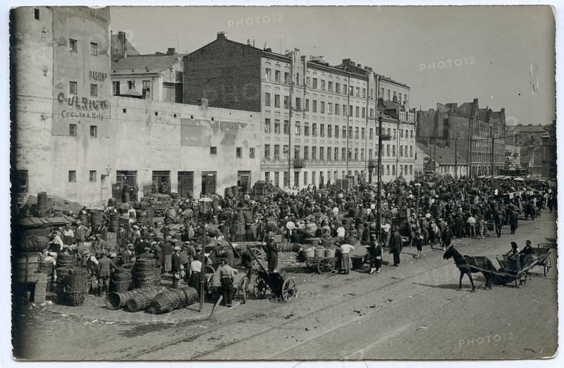 Warsaw, Ceglana, Wola district, today Ulica Icchoka Lejba Pereca, Jewish district, trade, market, World War I, German occupation, large market square with crowds, carts and barrels, horse at the edge of the scene, atmosphere is bustling, around 1917