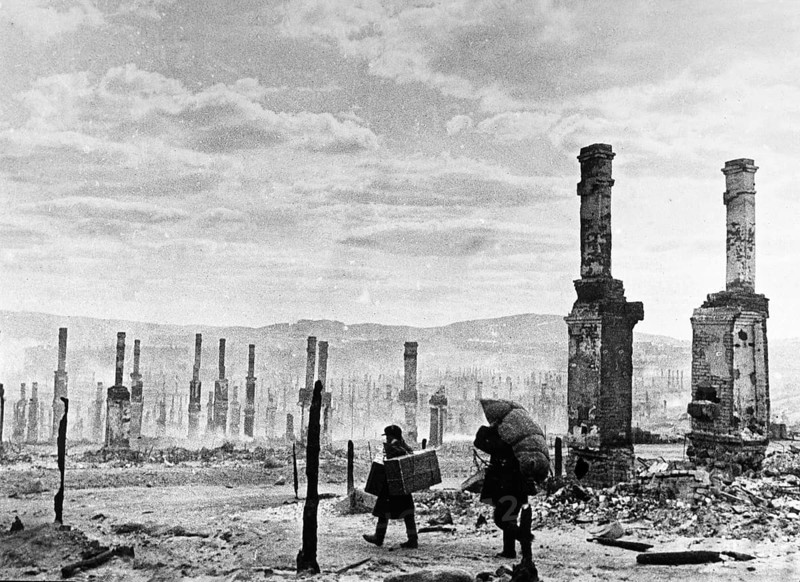 Scorched Earth, Northern Front, Murmansk, Soviet Union 1941 Chaldej about this photo: 'Hitler had said: 'Murmansk must be taken. ' He wanted to prevent the British from supporting the Soviet Union. Murmansk was bombed for a year. On June 22, 1942, Hitler gave the order to burn Murmansk down for good. The city consisted primarily of wooden houses. 350, 000 incendiary bombs were dropped for a day