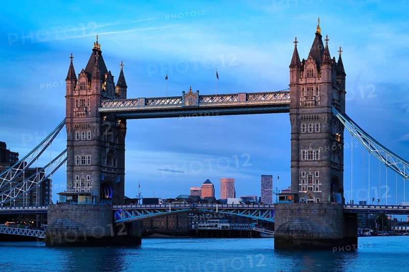Thames, Tower Bridge, Canary Wharf behind, evening light, London, England, Great Britain, Great Britain