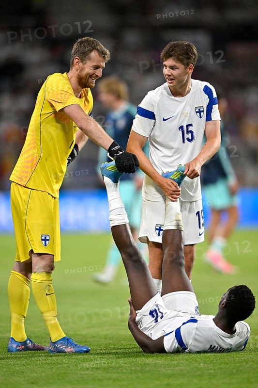Ryan Mahuta FIN (14) injured Injury Calf cramp, cramps, Goalkeeper Lukas Hradecky FIN (01) Samuli MiettinenFIN (15) helps International football match, Germany, MEWA Arena Mainz, Rhineland-Palatinate, Germany
