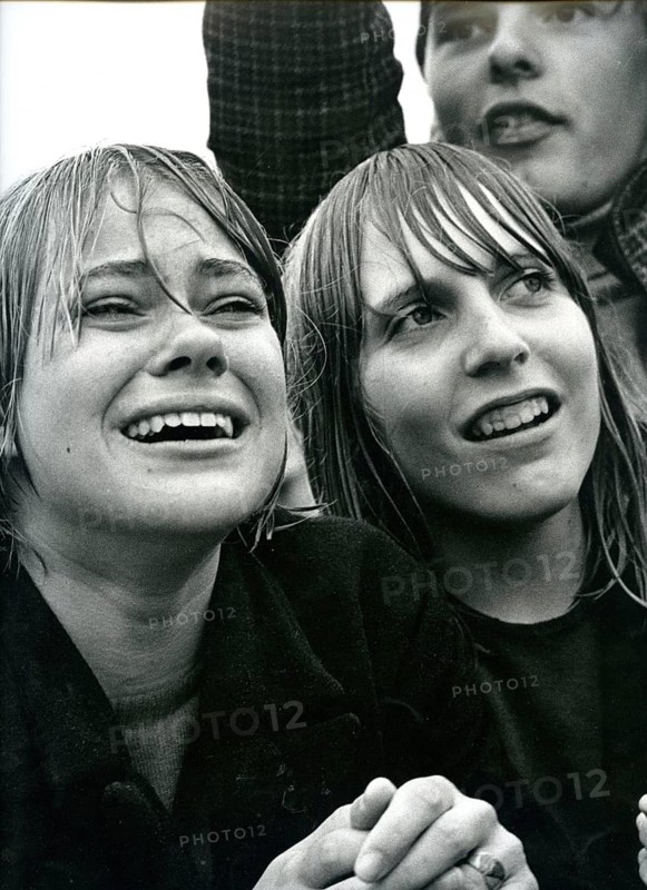 Beatles, fans, young girls, scream, enthusiasm, ecstasy, wet, two teenage girls show emotional reactions, enthusiastic, Günther Zint, around 1966
