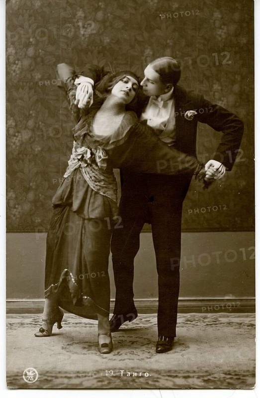 Tango, dance pose, twenties, A couple in sepia dresses elegantly and dances tango in an intense embrace, around 1920