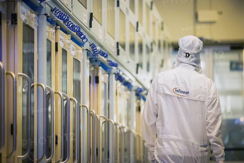 Clean room of Infineon Technologies AG's new Smart Power Fab in Dresden on June 10. The Smart Power Fab will be officially opened on July 2. With an investment volume of five billion euros, the new plant is the largest single investment in Infineon's history and one of the largest investment projects in Germany. 300 mm wafer production at Infineon Technologies AG's Dresden site, Dresden, Saxony, Germany