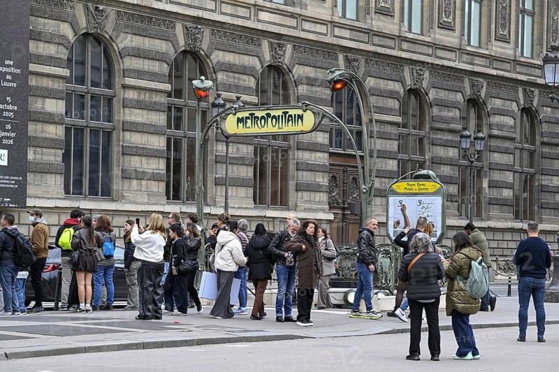 Street scene at Palais Royal/Musée du Louvre metro station, 1st arrondissement, Paris, Île-de-France region, France